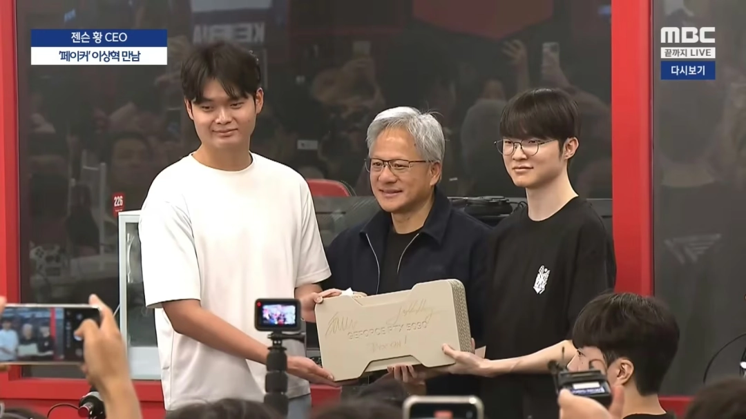 黄仁勋访韩首站会面Faker！称4070已是古董 送出双签5090