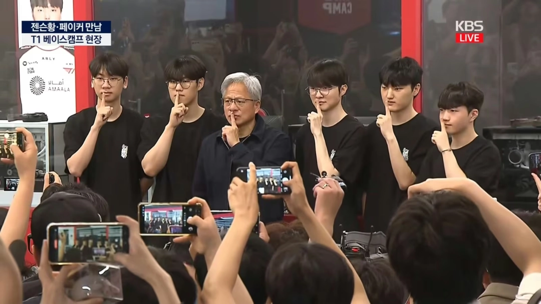黄仁勋访韩首站会面Faker！称4070已是古董 送出双签5090