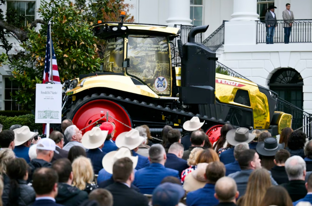 全场焦点跑偏!金色拖拉机亮相白宫 特朗普两度中断讲话夸赞
