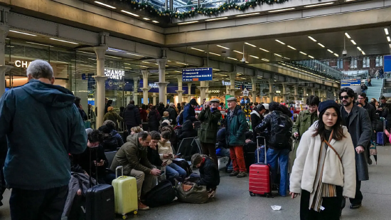 2025 年 12 月 30 日，伦敦圣潘克拉斯车站内，大批乘客携行李滞留等候。受供电故障影响，英国与欧洲大陆之间的欧洲之星列车服务全面暂停。欧洲之星官方以 “运营大面积中断” 为由，建议乘客将 30 日的行程延后，此次故障已造成列车严重延误及大量车次取消。